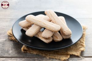 nhúng bánh quy để làm tiramisu