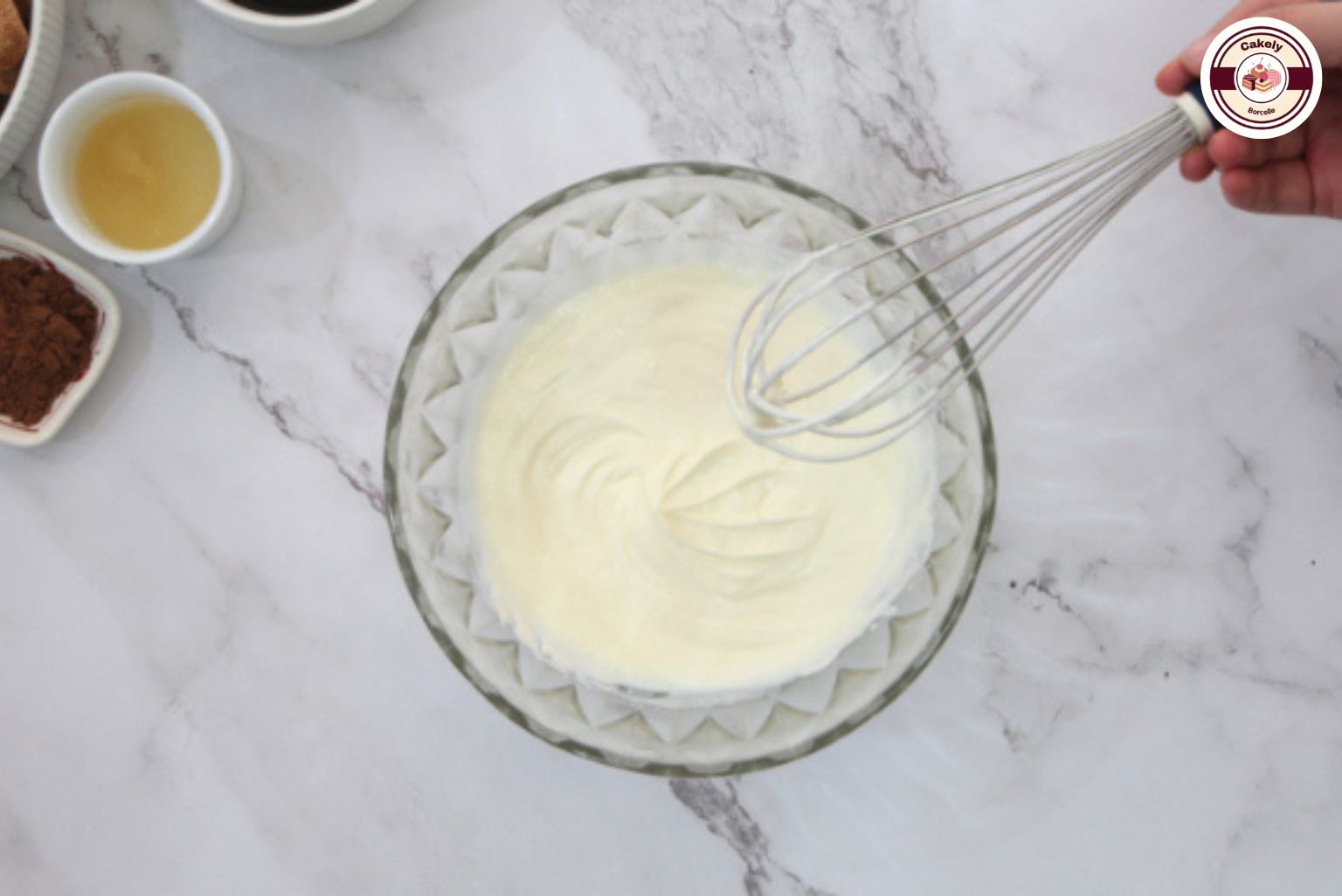 Đánh bông lòng trắng trứng trong cách làm tiramisu truyền thống