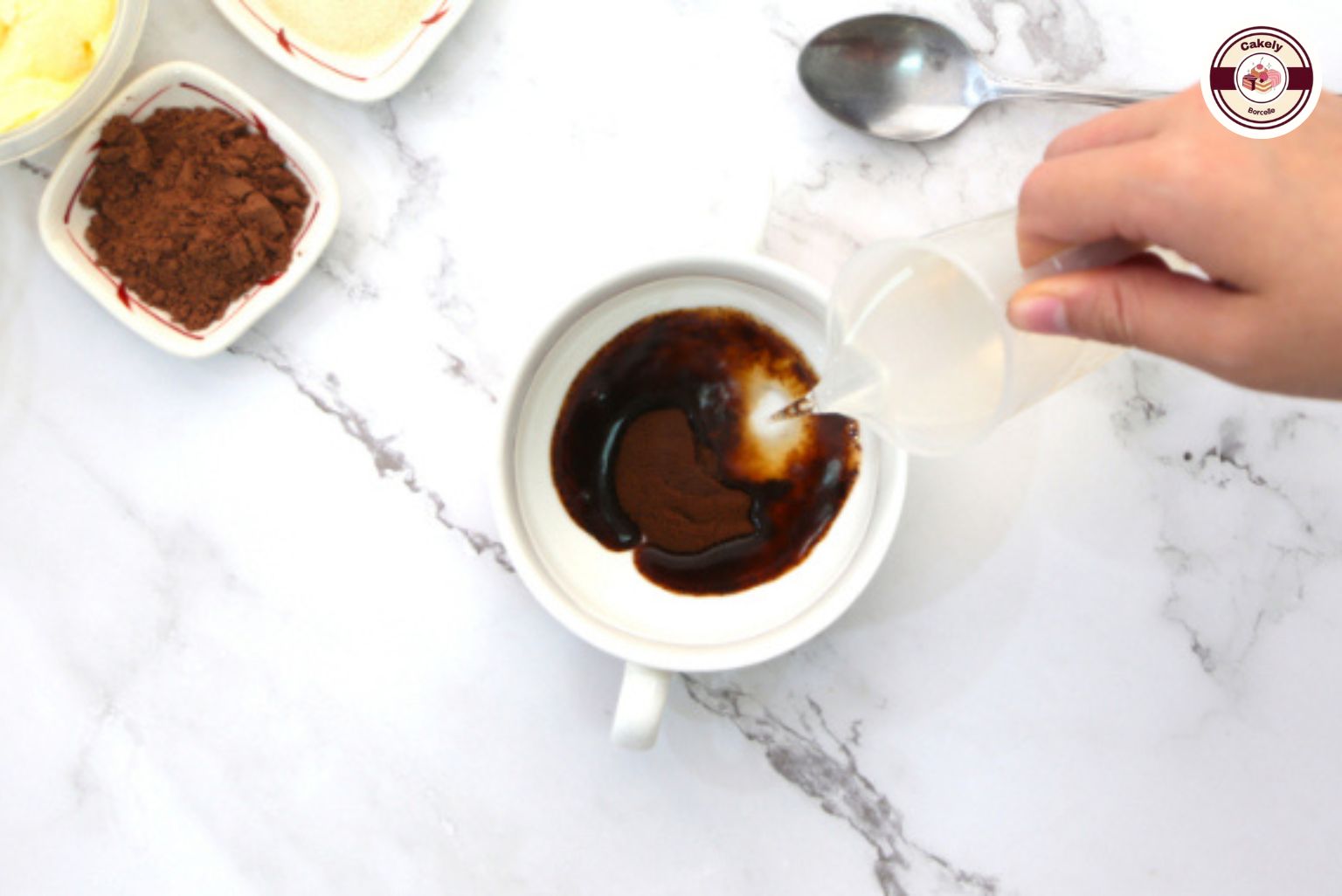 Hòa cà phê và rượu rum cho cách làm tiramisu truyền thống