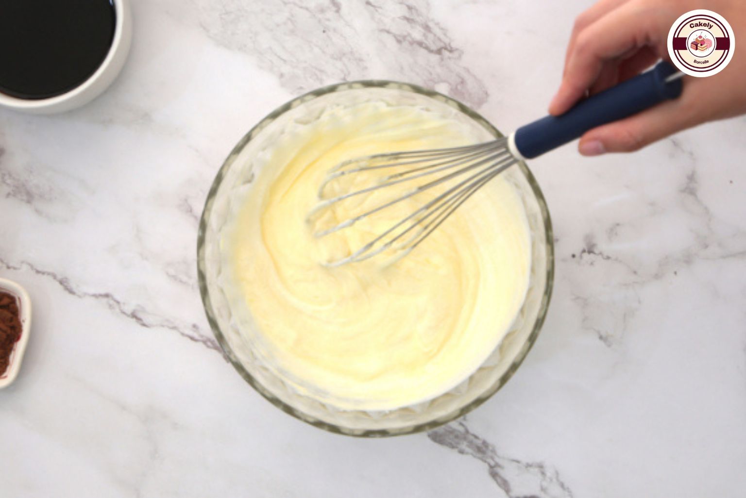 Đánh kem mascarpone trong cách làm tiramisu truyền thống