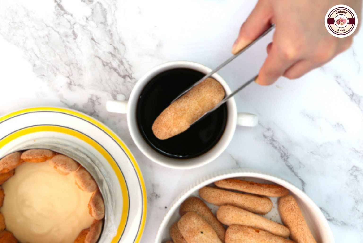 nhúng bánh lady finger trong cách làm tiramisu truyền thống