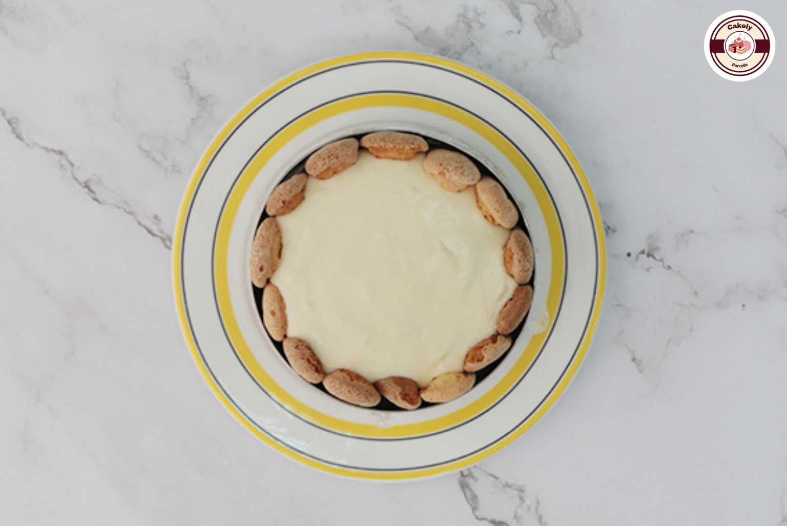 Xếp các lớp bánh và làm lạnh trong cách làm tiramisu truyền thống